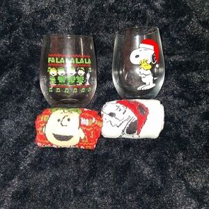Peanuts sip and socks set with 2 glasses